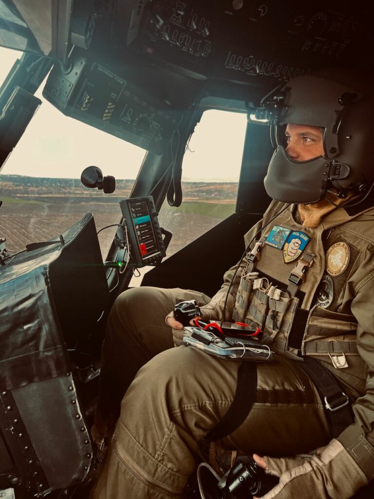 Воїну «Крижику» 25 років. Він – капітан, за чиїми плечима понад 130 бойових вильотів, за які отримав свої ордени Богдана Хмельницького ІІ й ІІІ ступенів. Воїн жартує, що невдовзі стане лицарем ордена, бо простору для подвигів у сучасній Україні вистачає.