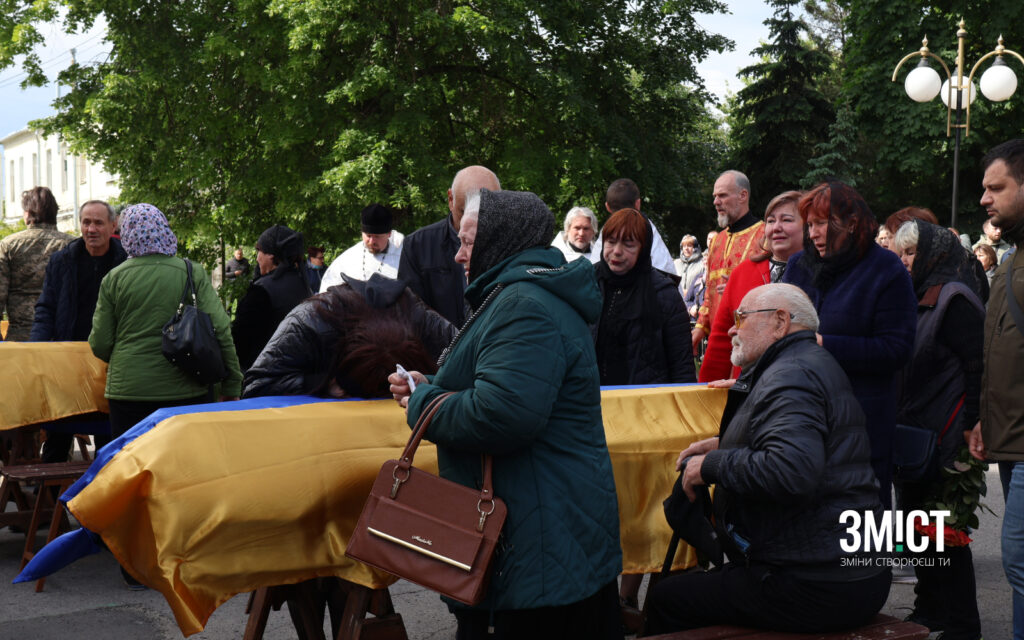 Рідні вдивляються у портрет полеглого героя