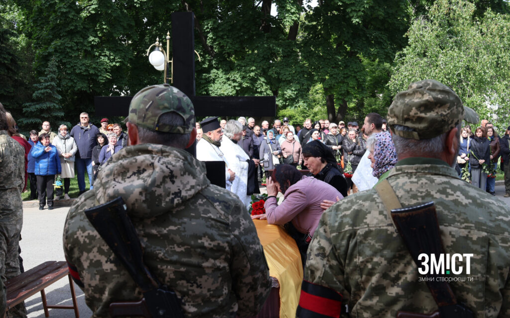 Рідні вдивляються у портрет полеглого героя. Поряд – бойовий медик