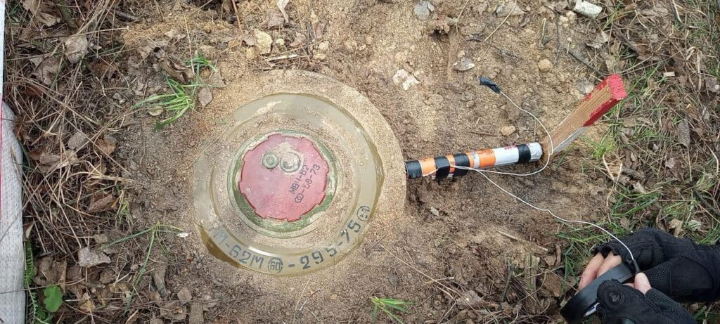 Команда Центру гуманітарного розмінування, яка 24/7 продовжує працювати над очищенням українських земель від вибухонебезпечних предметів, які залишили за собою окупанти