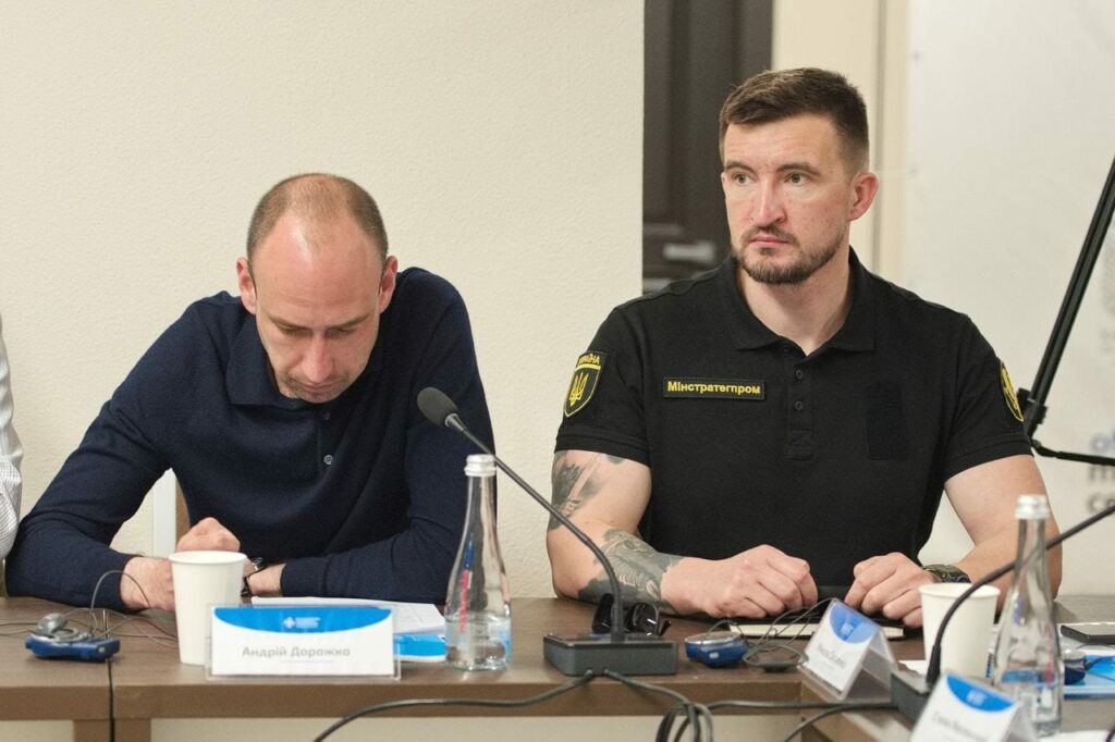 «Ми спілкувалися щодо гуманітарного розмінування і дійшли висновку: нам потрібні роботизовані системи, які можуть допомогти саперам більш безпечно виконувати роботу», – каже Ігор Федірко. На фото – з колегою (Світлина з особитого архіву)