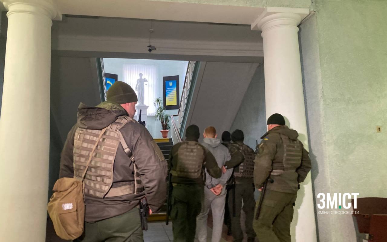 Романа Заволоку вмводять з приміщення суду