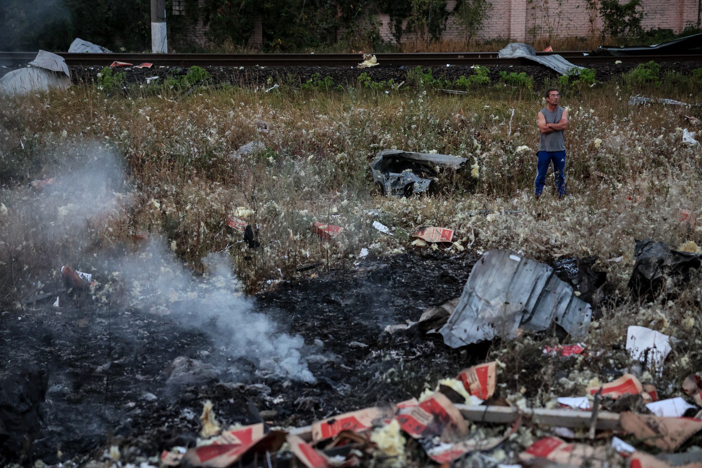 Українські рятувальники працюють на місці ракетного удару по житловому масиву, Київ, 21 вересня 2023 року.
