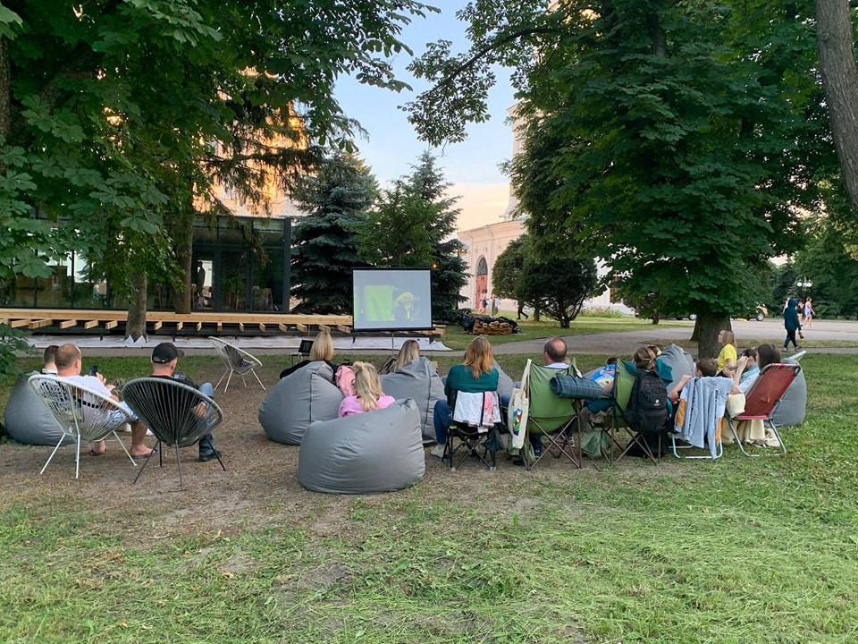 Показ фільму просто неба