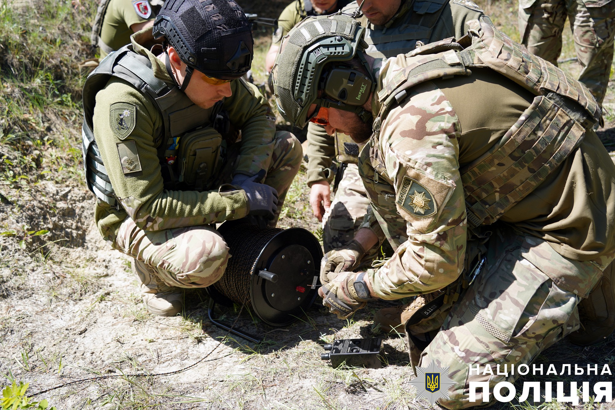 Вибухотехніки знешкоджують боєприпаси