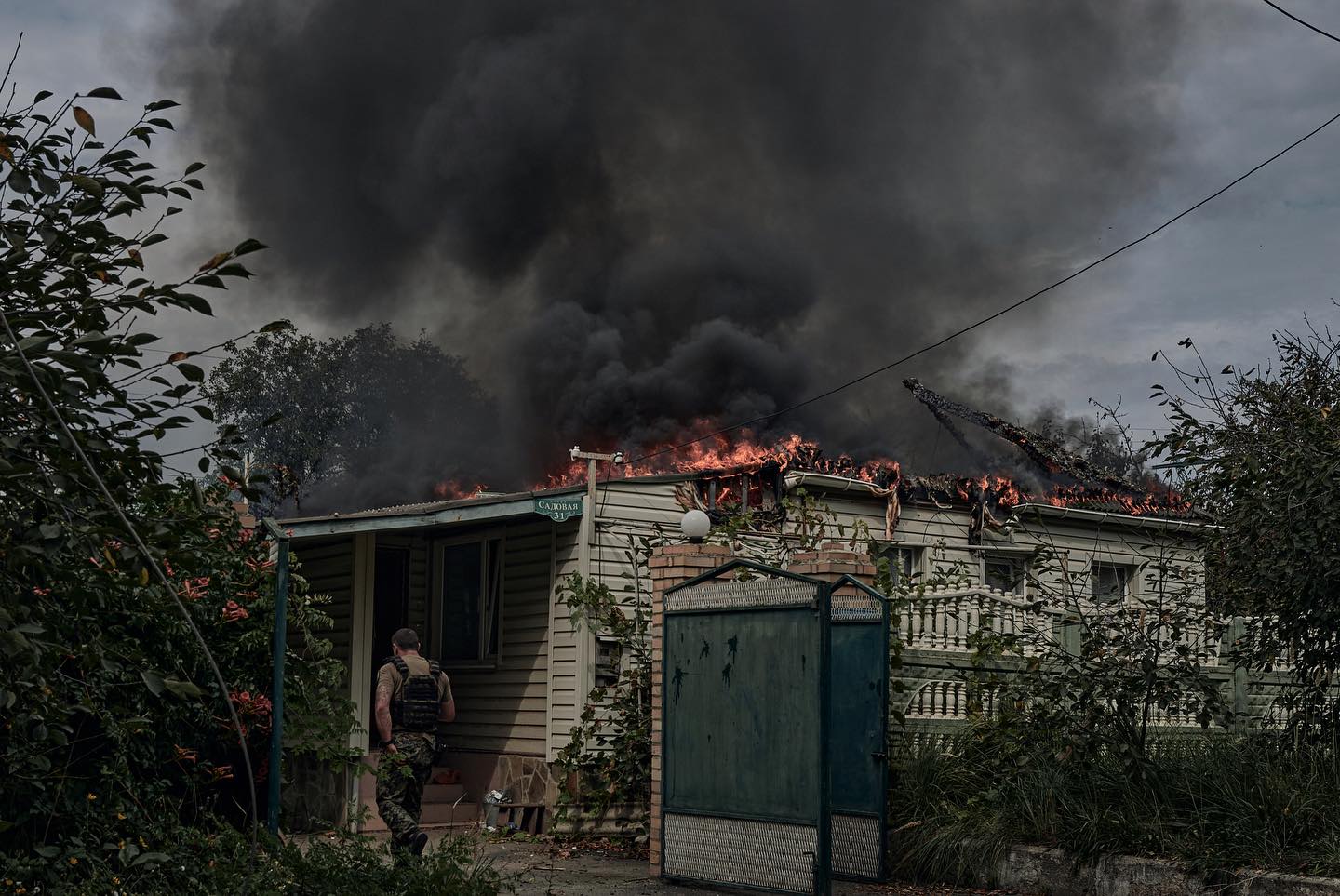 Ілюстративне фото. Приватний сектор міста Сіверськ. Будинок горить в наслідок влучання.