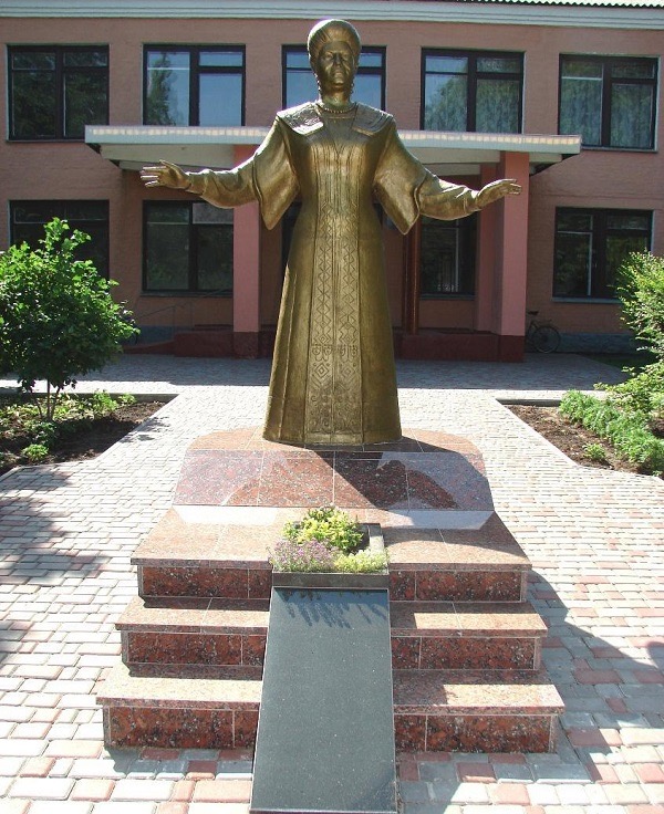 Суд скасував рішення про перенесення памʼятника Раїсі Кириченко на Полтавщині