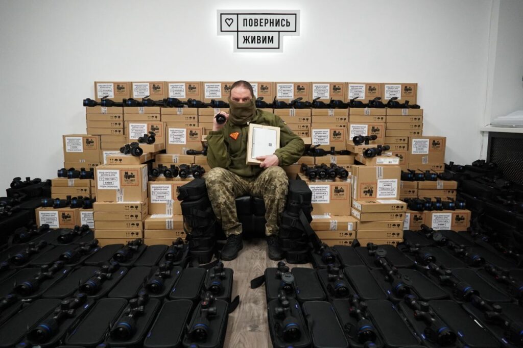 Мобільним вогневим групам з Полтавщини надали приціли, позашляховики та засоби звʼязку