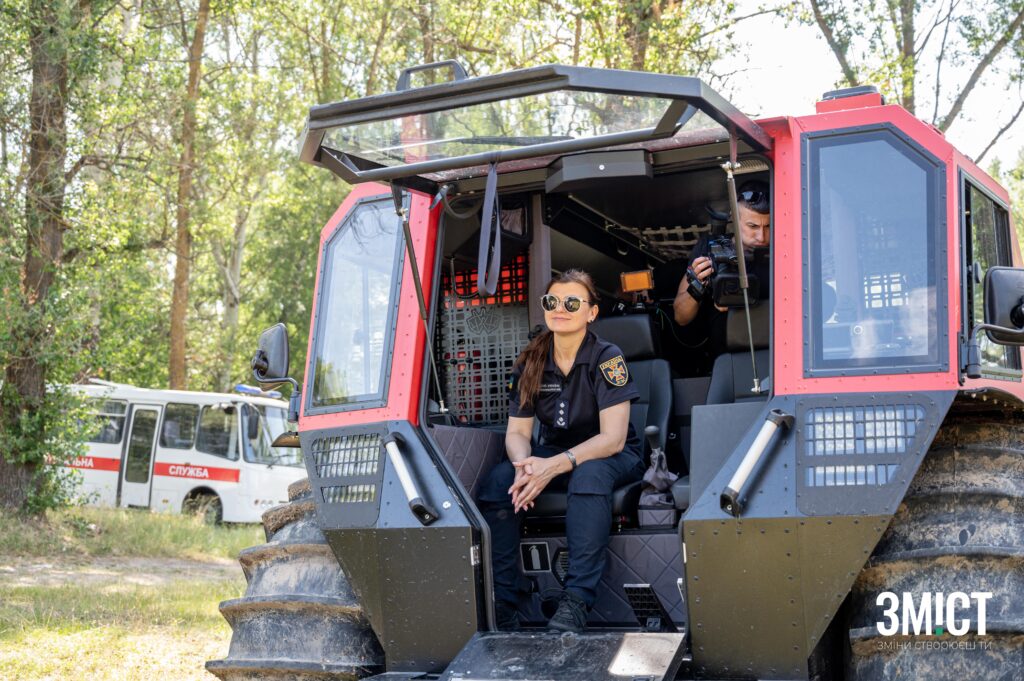 Полтавські рятувальники показують техніку у лісі