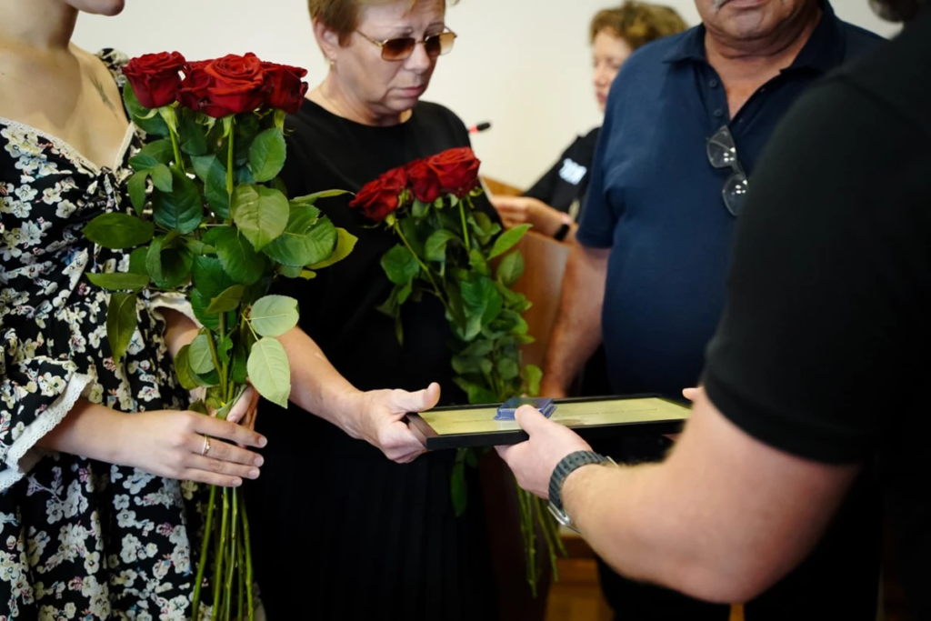 Родинам поліцейських передали їхні нагороди. Фото – Полтавська ОВА