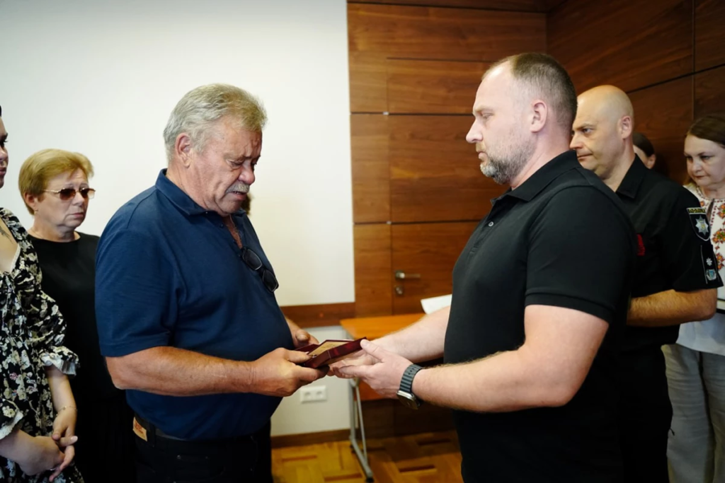 Родинам поліцейських передали їхні нагороди. Фото – Полтавська ОВА