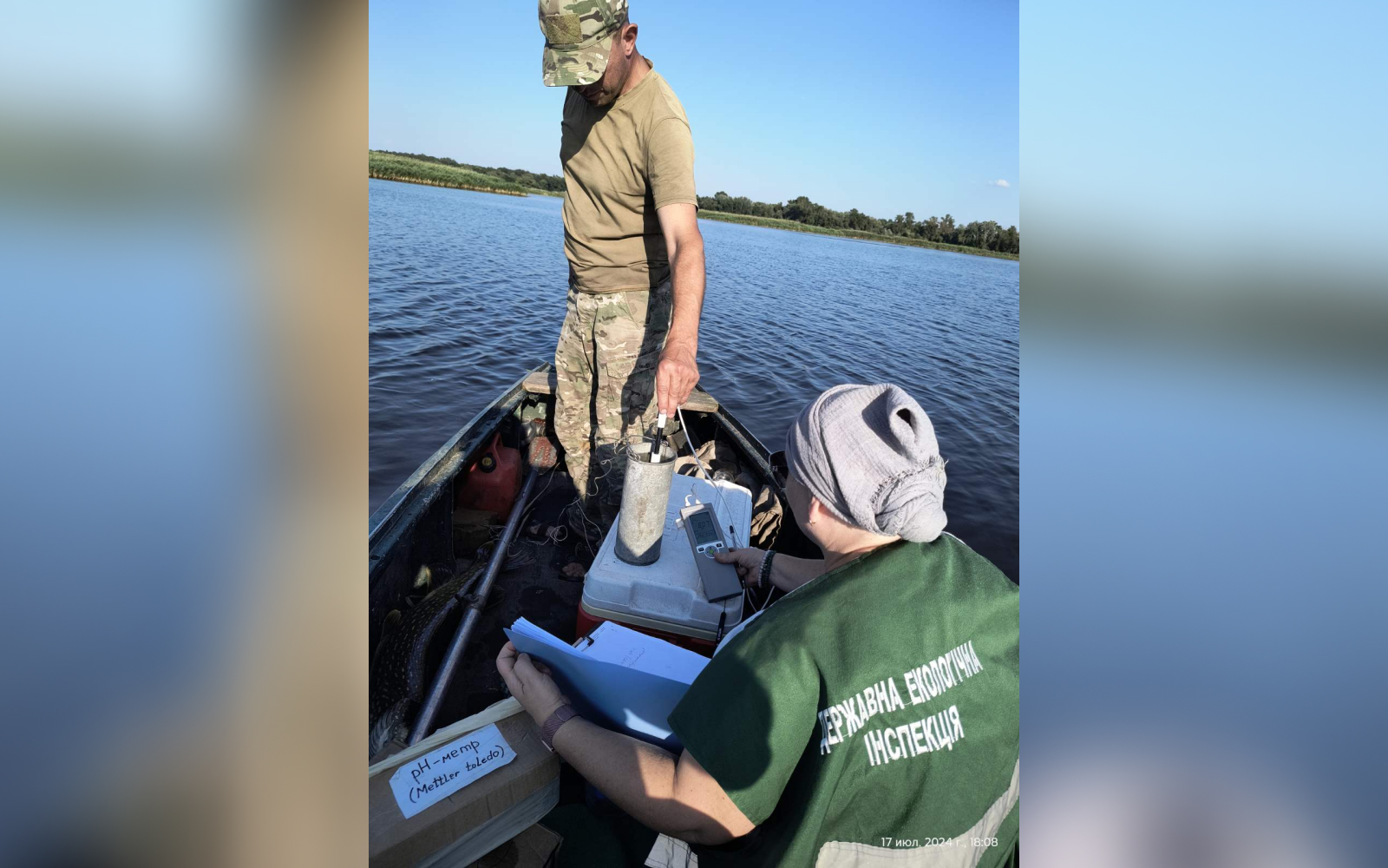Фахівці відбирають проби води з Ворскли