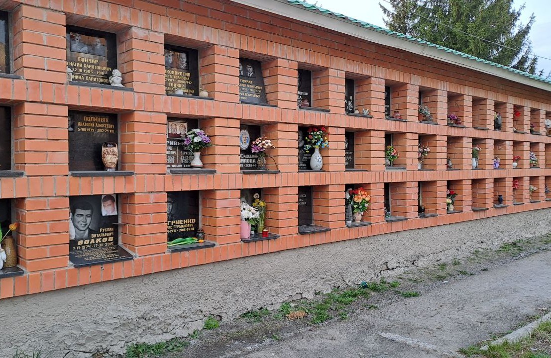 Колумбарна стіна на центральному кладовищі
