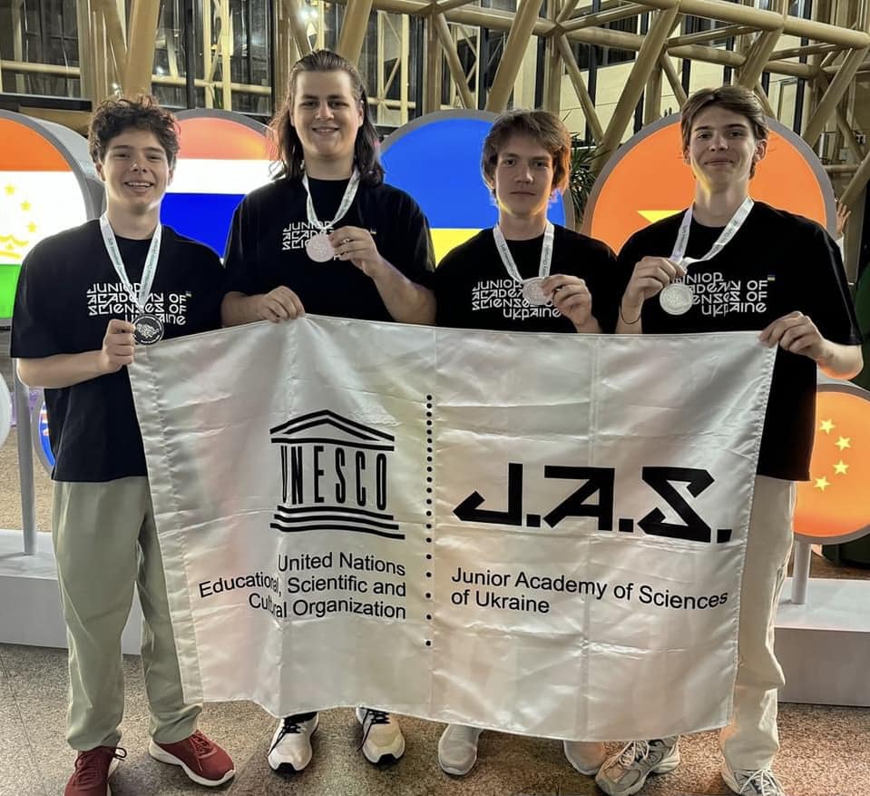 Богдан Шеметов (другий зліва) разом з призерами олімпіади