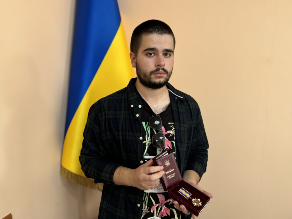 Син загиблого захисника тримає в руках нагороду батька. Фото: Хорольська громада