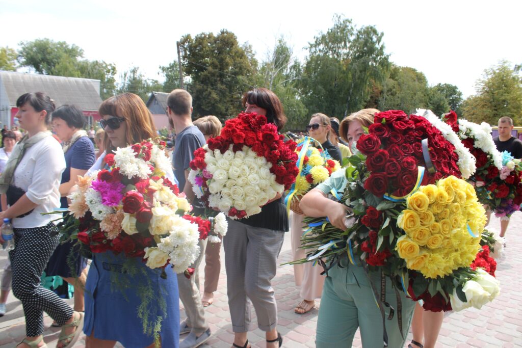 Люди несуть квіти на прощання із загиблим воїном. Фото: Семенівська громада