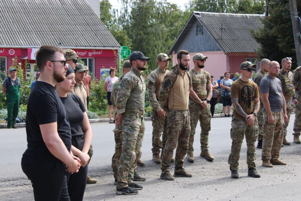 Військові на прощанні. Фото: Семенівська громада