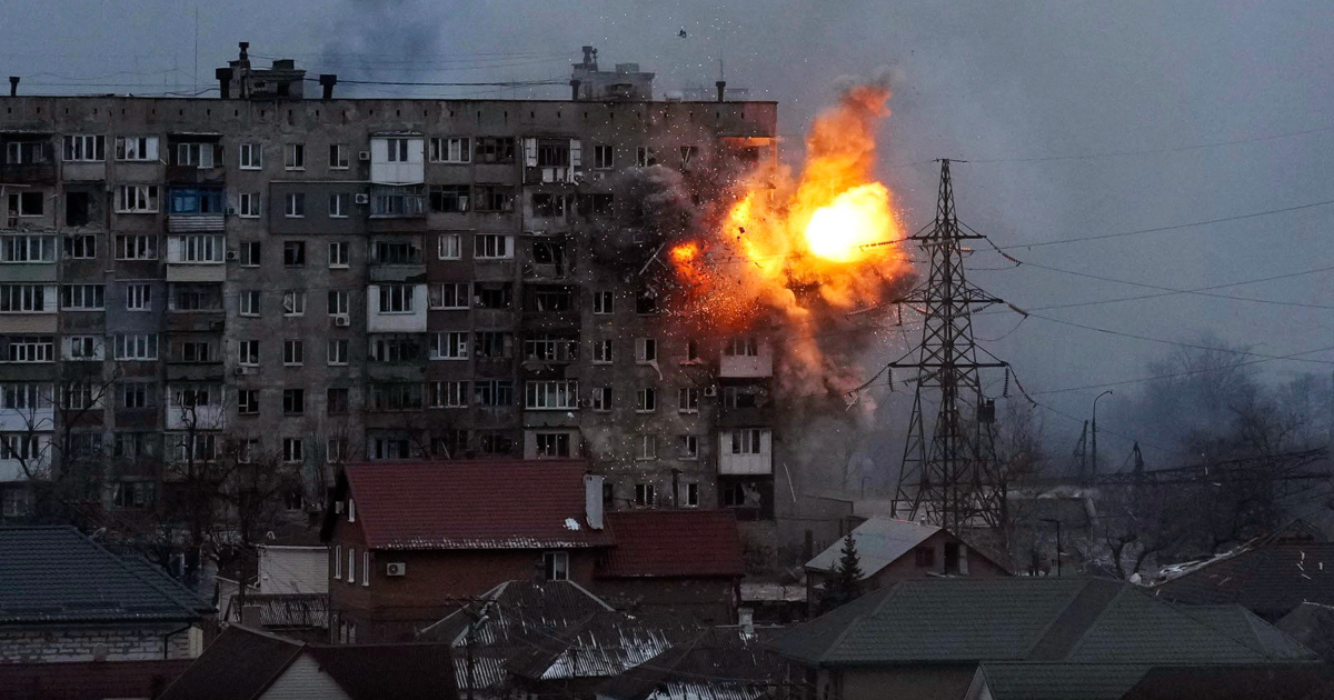 Ілюстративне фото. Обстріл російською армією будинку в Маріуполі.