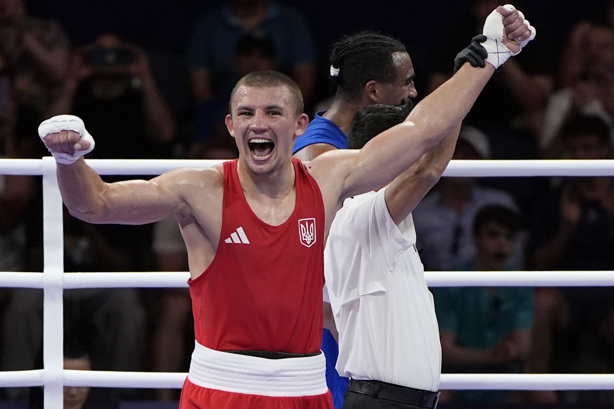 Олександр Хижняк після перемоги в поєдинку з Арлена Лопеса