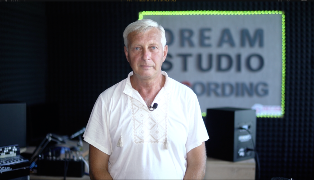 Директор музичної школи Григорій Соколовський розповідає про заклад. Фото: ШоТам