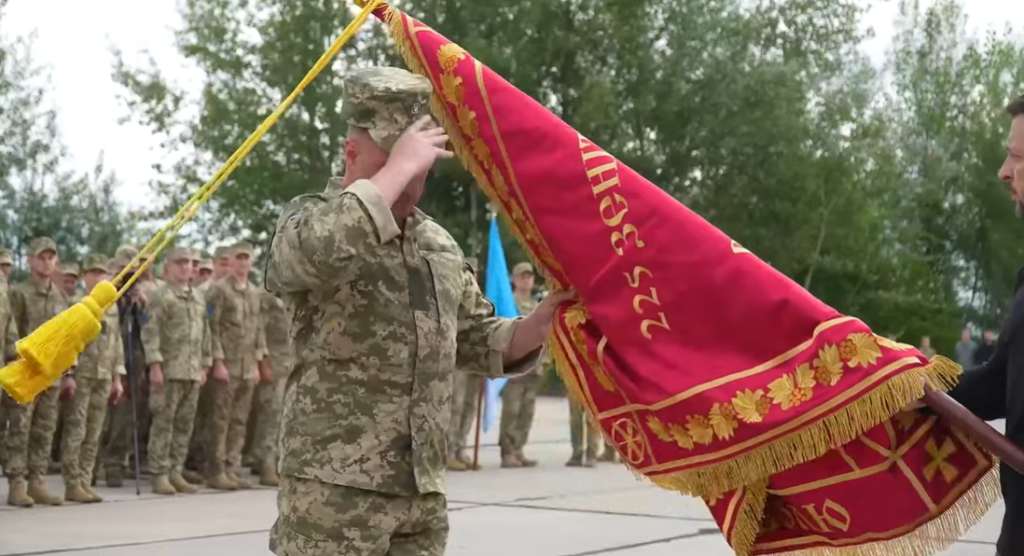 225 полк в обличчі командира приймає бойовий прапор