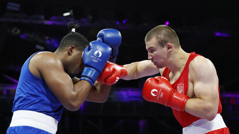 Олександр Хижняк бореться в двобої проти кубинця Лопеса Кардони