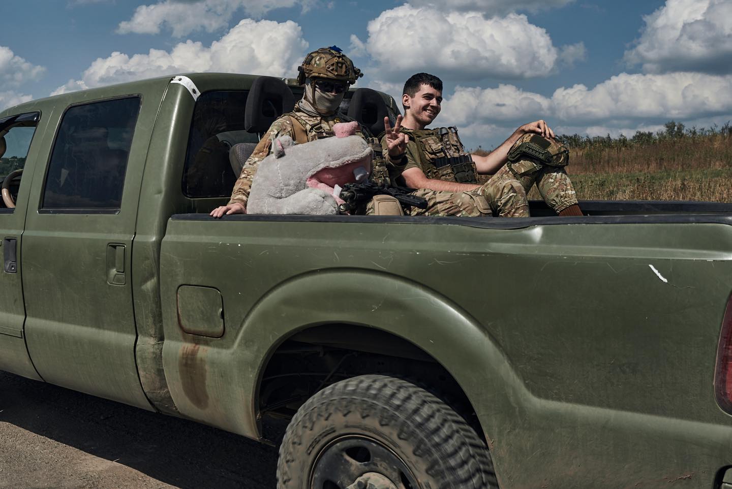 Ілюстративне фото. Військові їдуть на кузові пікапу