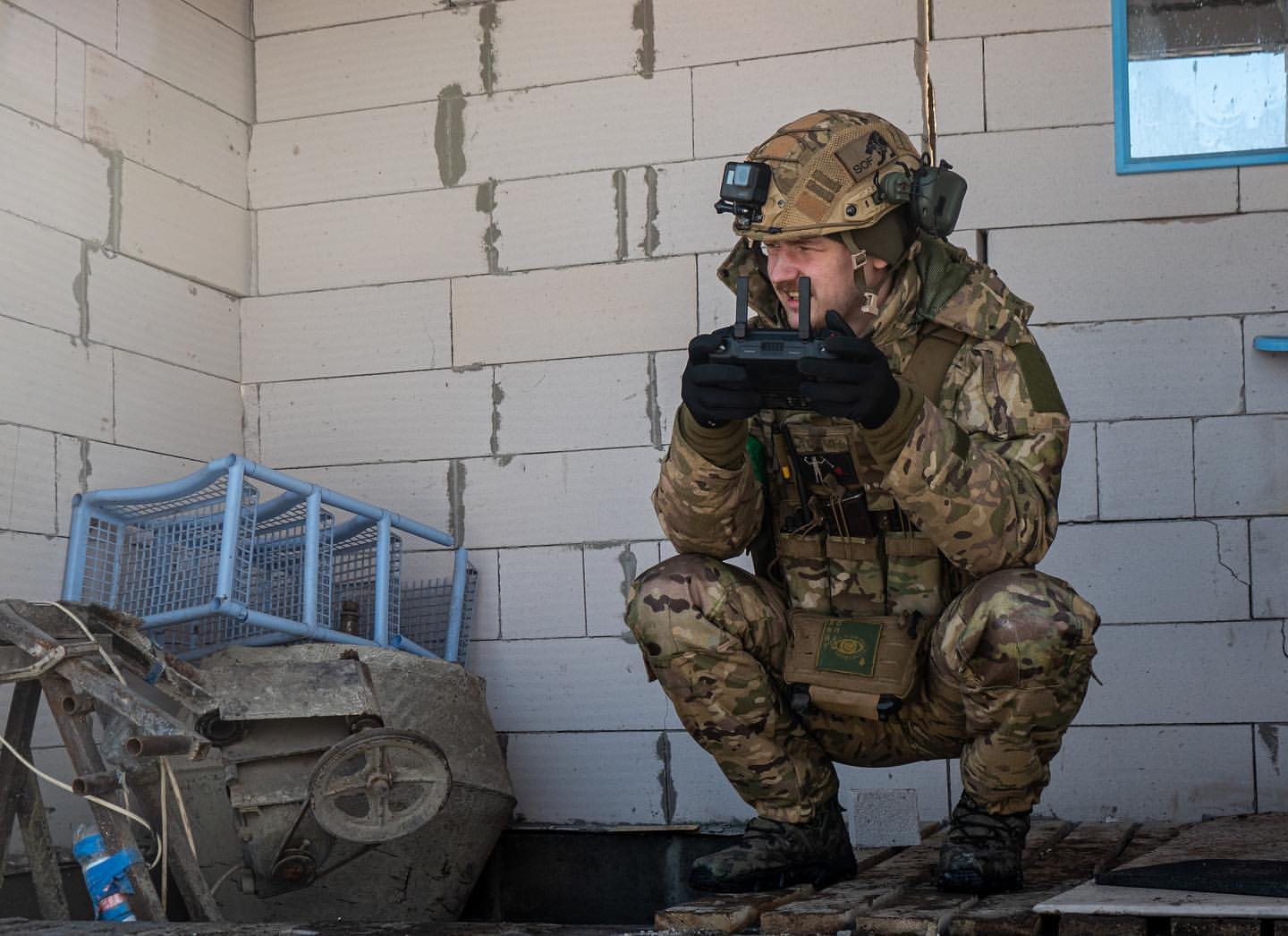 Боєць керує дроном. Ілюстартивне фото