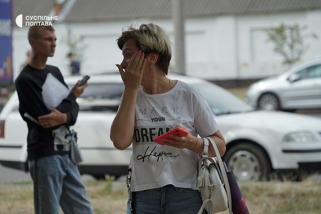Жінка неподалік місця удару по Полтаві