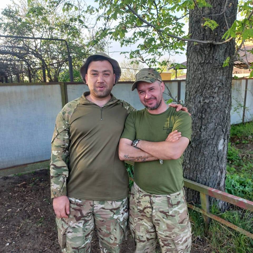 Ігор Бутенко з побратимом (Фото з особистого архіву воїна)