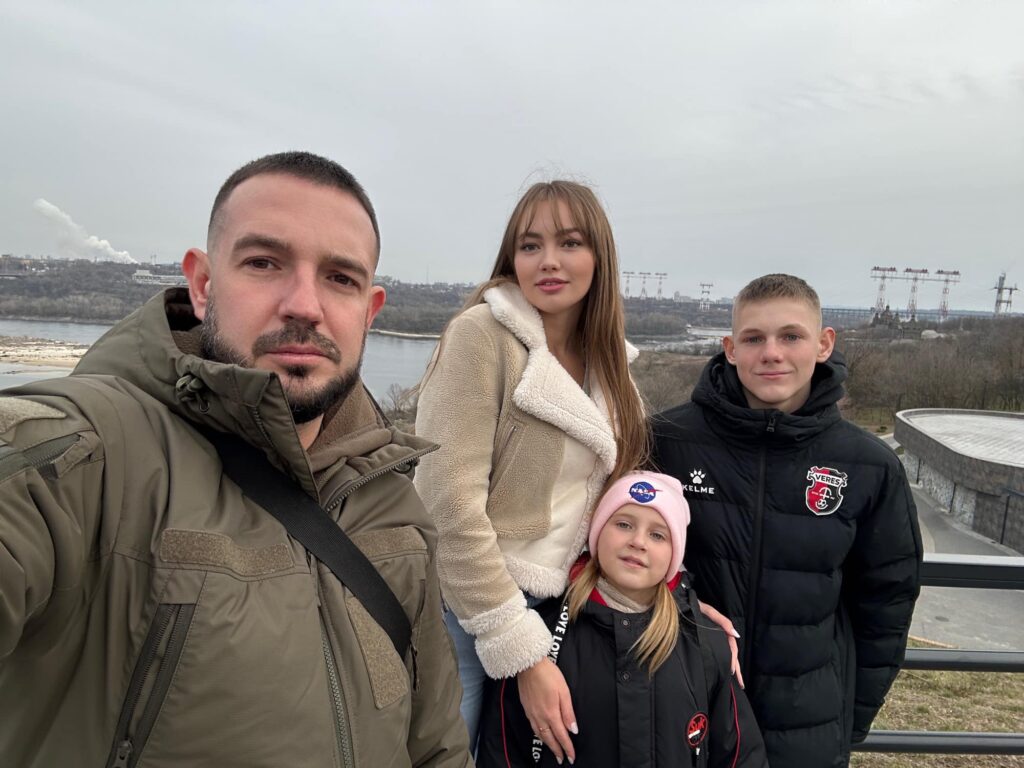 Роман Зеленський разом з сім'єю. Фото опублікувала наречена загиблого воїна у фейсбуці.