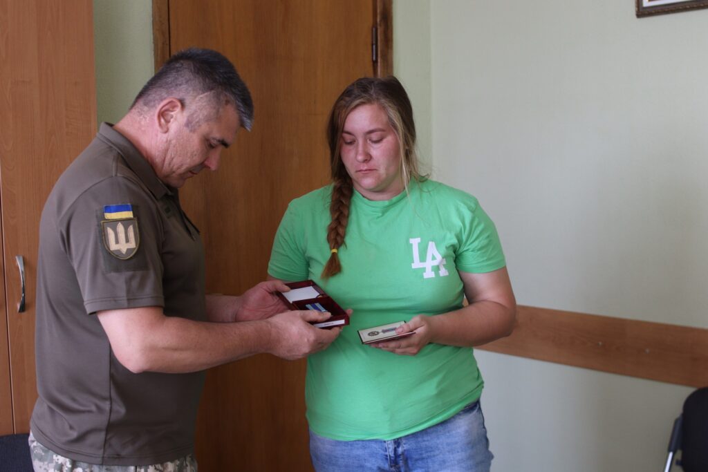 Посмертні нагороди передали рідним загиблих захисників. Фото: Семенівська селещна рада