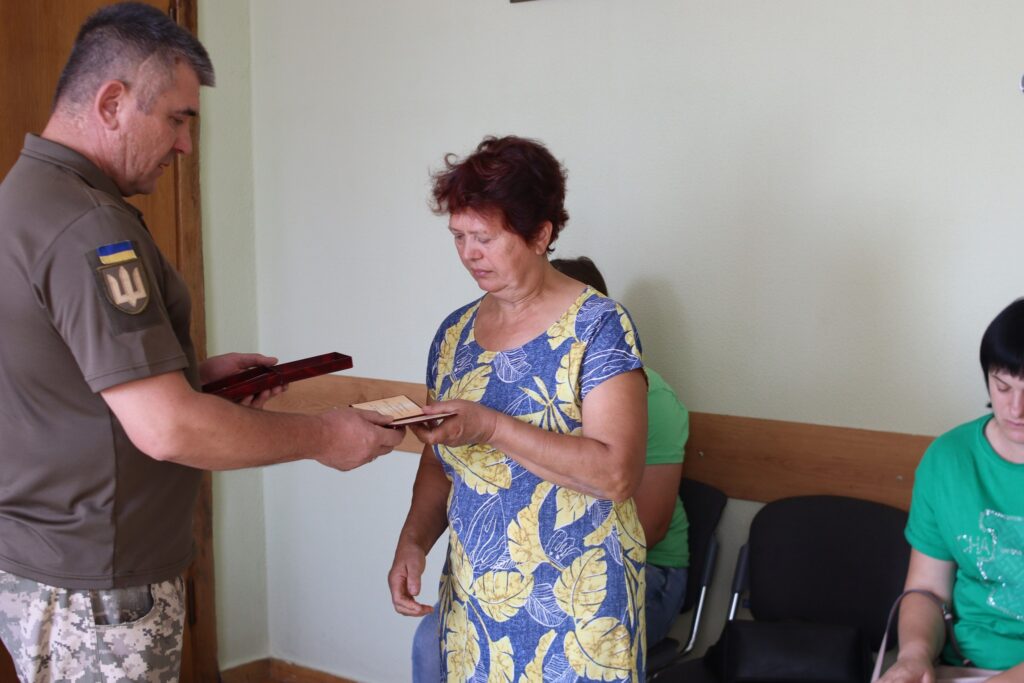 Посмертні нагороди передали рідним загиблих захисників. Фото: Семенівська селещна рада