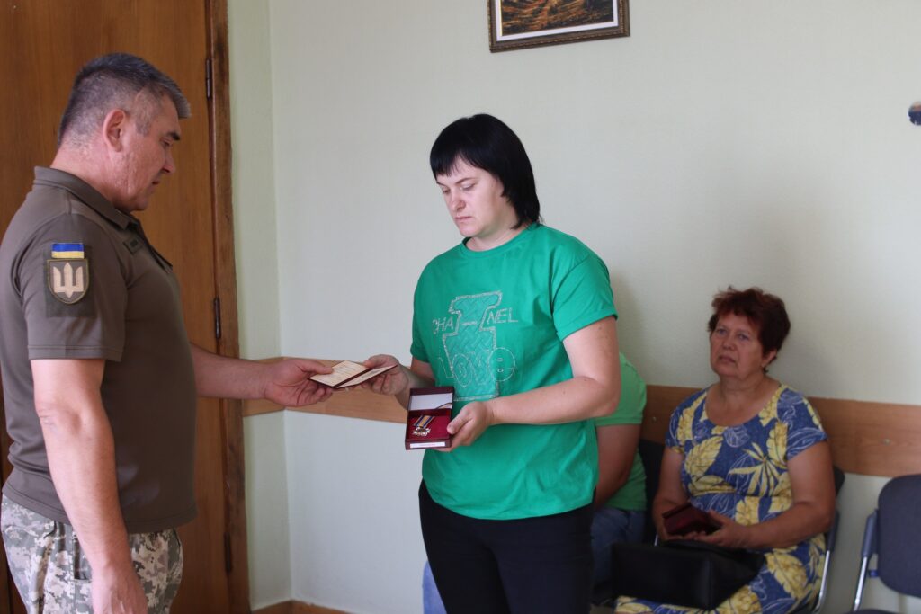 Посмертні нагороди передали рідним загиблих захисників. Фото: Семенівська селещна рада