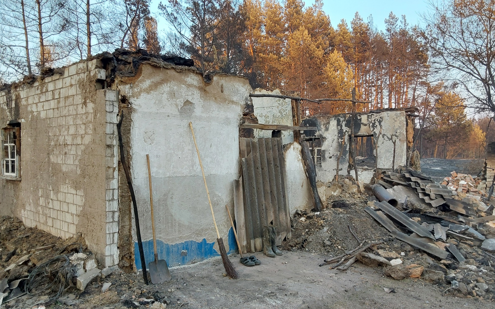 Знищена хата-музей