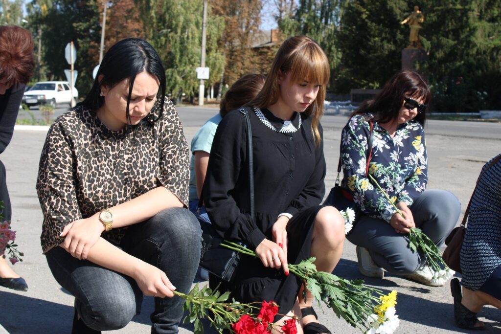 Земляки на прощанні з воїном.