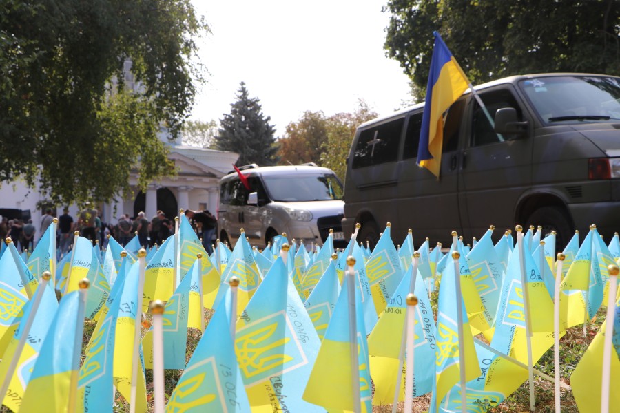 Прапори з іменами загиблих воїнів неподалік Свято-Успенського собору. Фото: Полтавська міська рада.