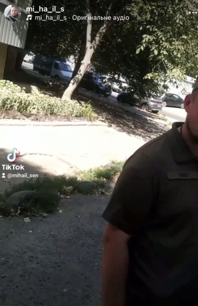 Скриншот з відео, в якому ображали військовослужбовця ТЦК та поліцію