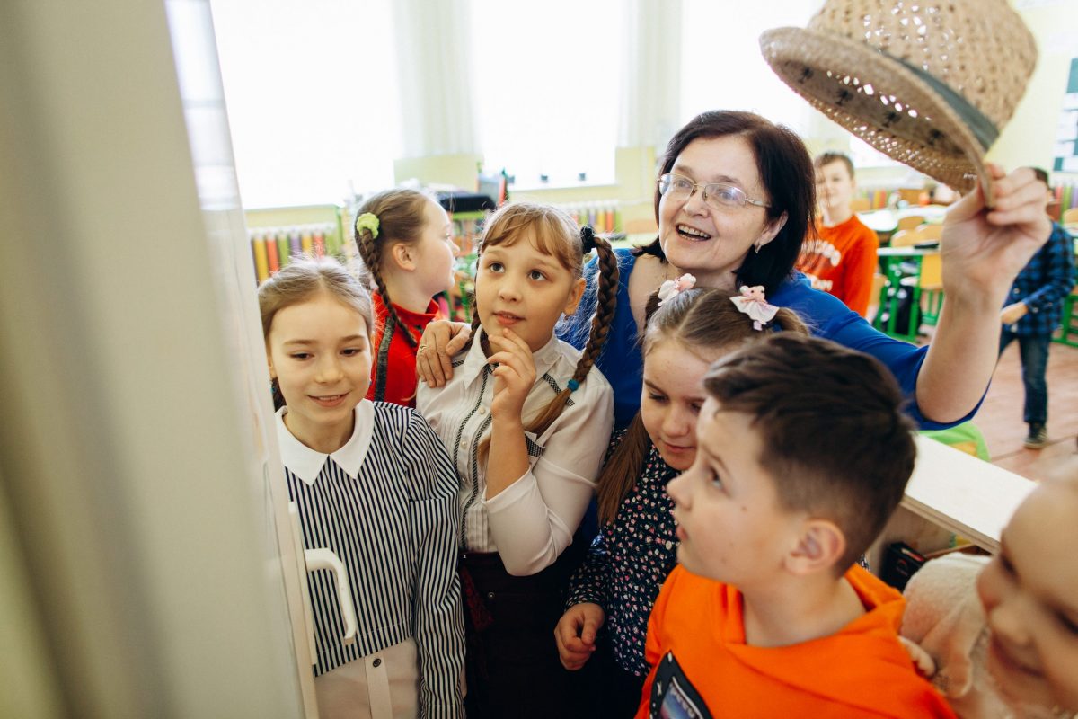 Ілюстративне фото. Вчителька з учнями.