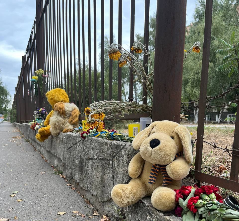 Квіти та іграшки неподалік місця удару. Інститут звʼязку