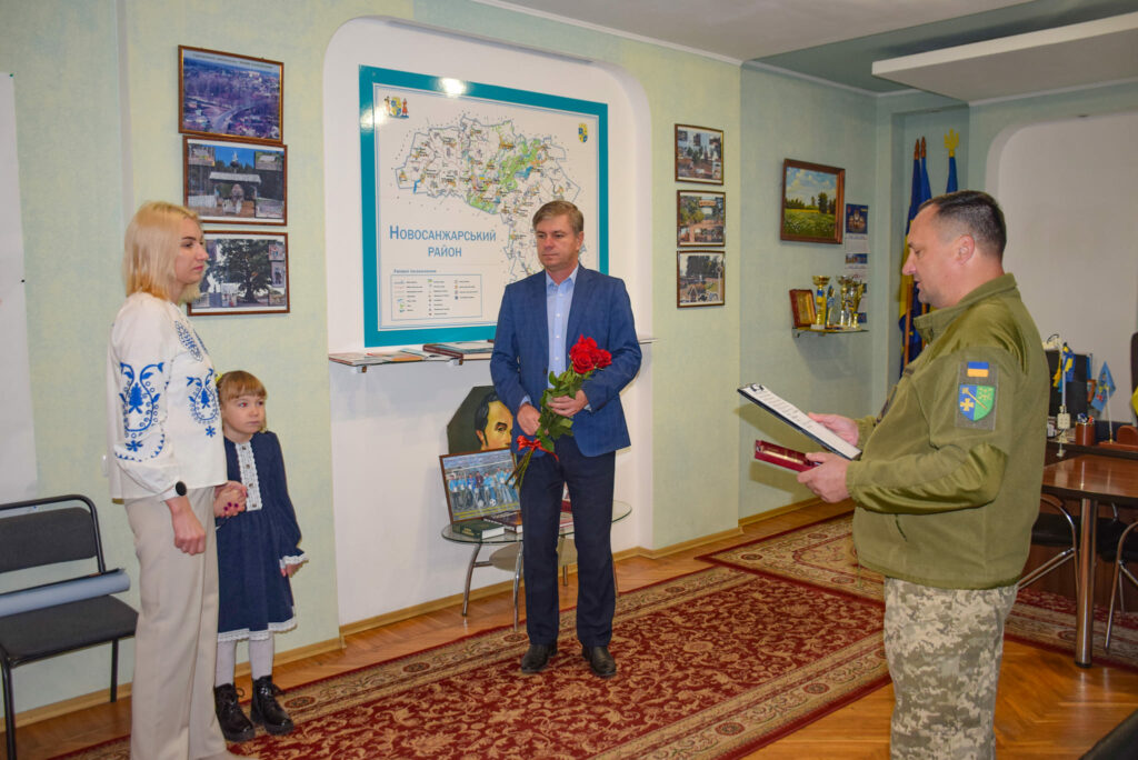 Рідним передають нагороду. Фото: Новосанжарської громади. 