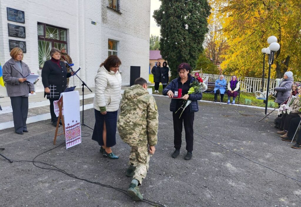 Рідним передали нагороди. Фото Оржицької громади.