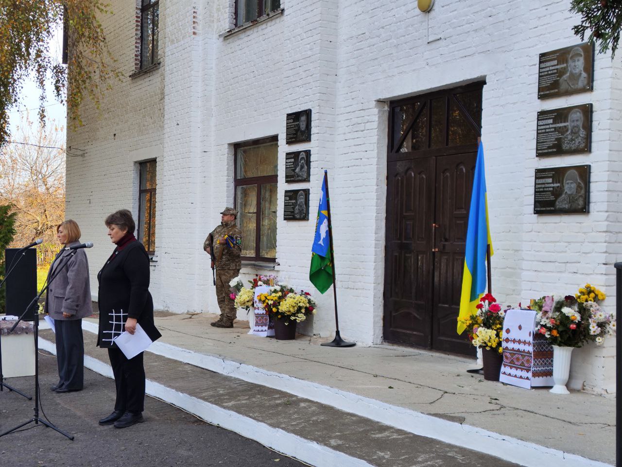 Меморіальні дошки на фасаді школи у Онішках.