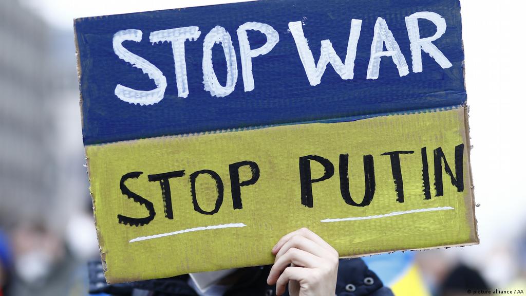 Ілюстративне фото. Плакат із написом «Стоп війні. Стоп Путіну» під час акції солідарності з Україною в Берліні 24 лютого