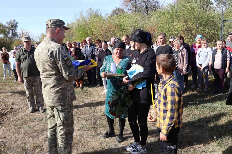 Родині полеглого захисника вручають прапор