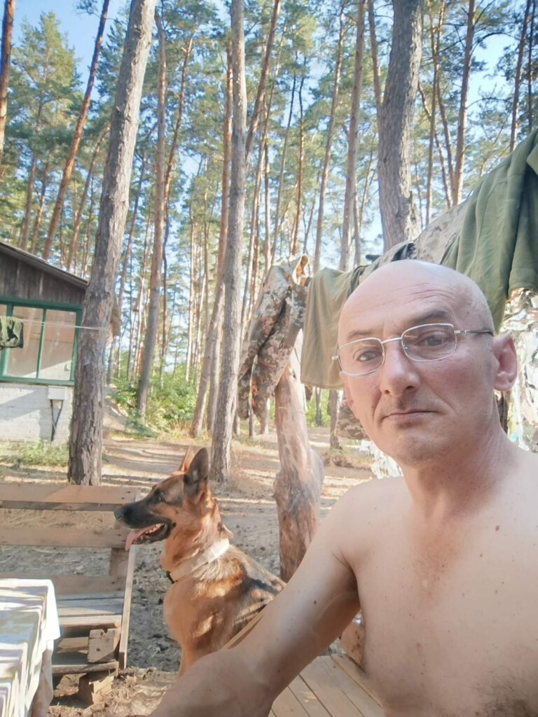 Воїн з собакою Дарсі на службі