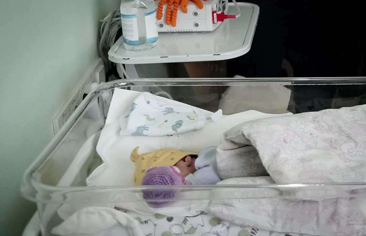 Родина усиновила дитину, яку знайшли на смітнику.