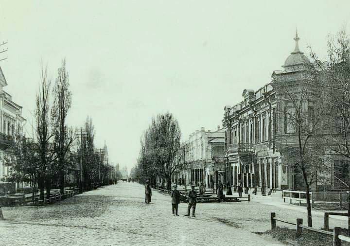 Історичне фото вул. Соборності на місці входу в перехід. Праворуч готель «Гранд Отель» з магазинами, кінець ХІХ ст. Ліворуч Реміснича управа. Джерело «Стара Полтава»