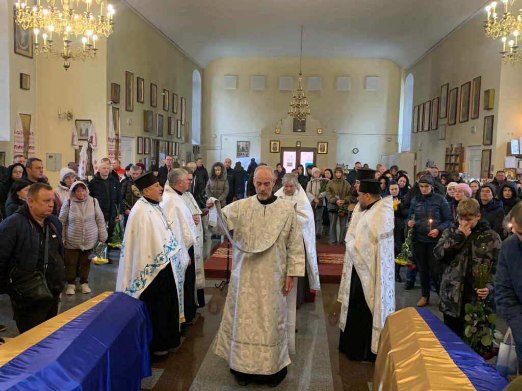 Прощання з воїнами у Полтаві. Віталій Капінос та Дмитро Котовий на щиті