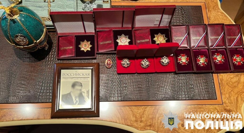 Знайдені нагороди РФ зберігали у Полтаві, вони були непідписані. Ігор Верига зберігав їх вдома. 